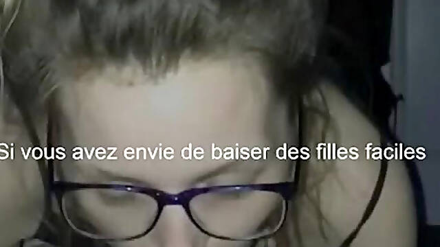 Fille geek essayant pour la premiere fois de sucer une bite
