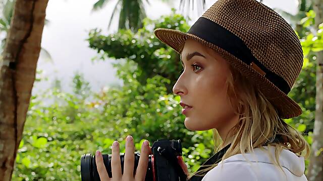 Skinny blonde girl peaches has sex with her girlfriend in the yard