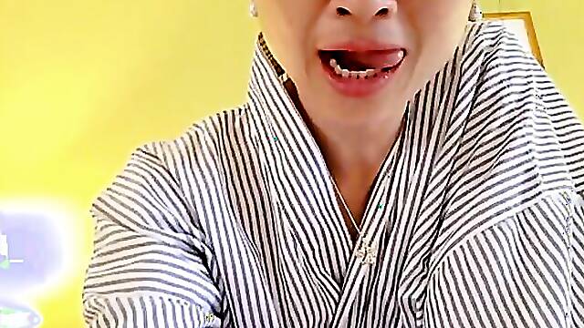 Naked Vietnamese Milf MBBG Solo Toy 2