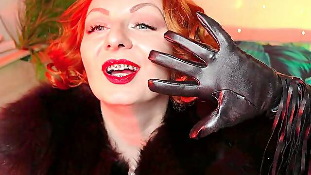 Raunchy pin up Arya, ASMR movie scene with lengthy ebony gloves