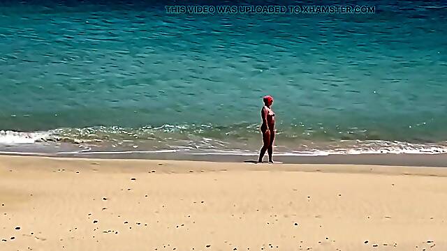 Exposed Beach mother Id like to fuck Helps a Jerking Stranger - Cum on Her Booty