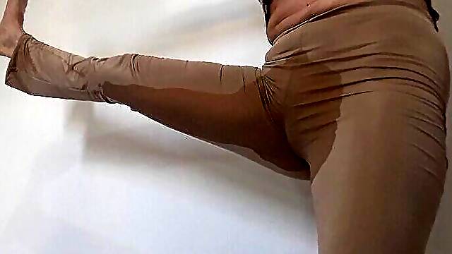 Yoga pants fetish – wetting and teasing pissing